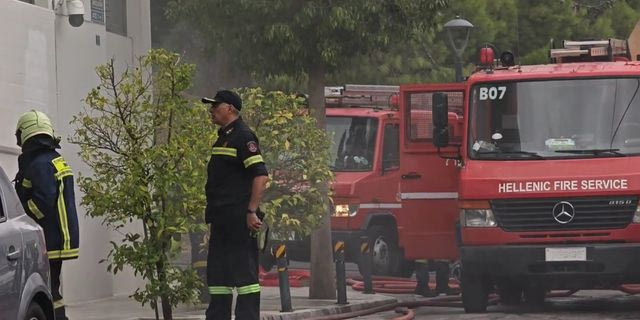 Ακρόπολη: Φωτιά με εκρήξεις σε υβριδικό όχημα μέσα σε πάρκινγκ