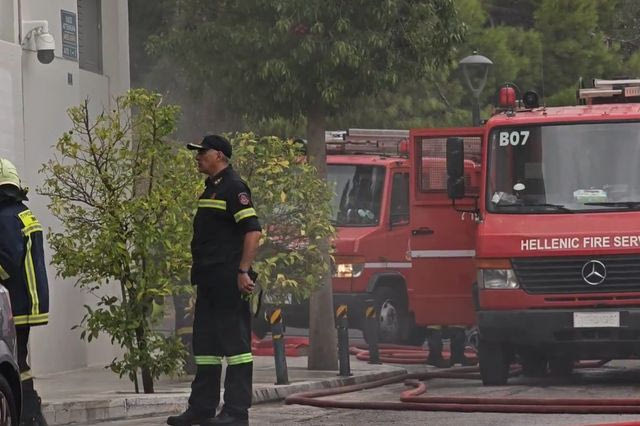 Ακρόπολη: Φωτιά με εκρήξεις σε υβριδικό όχημα μέσα σε πάρκινγκ