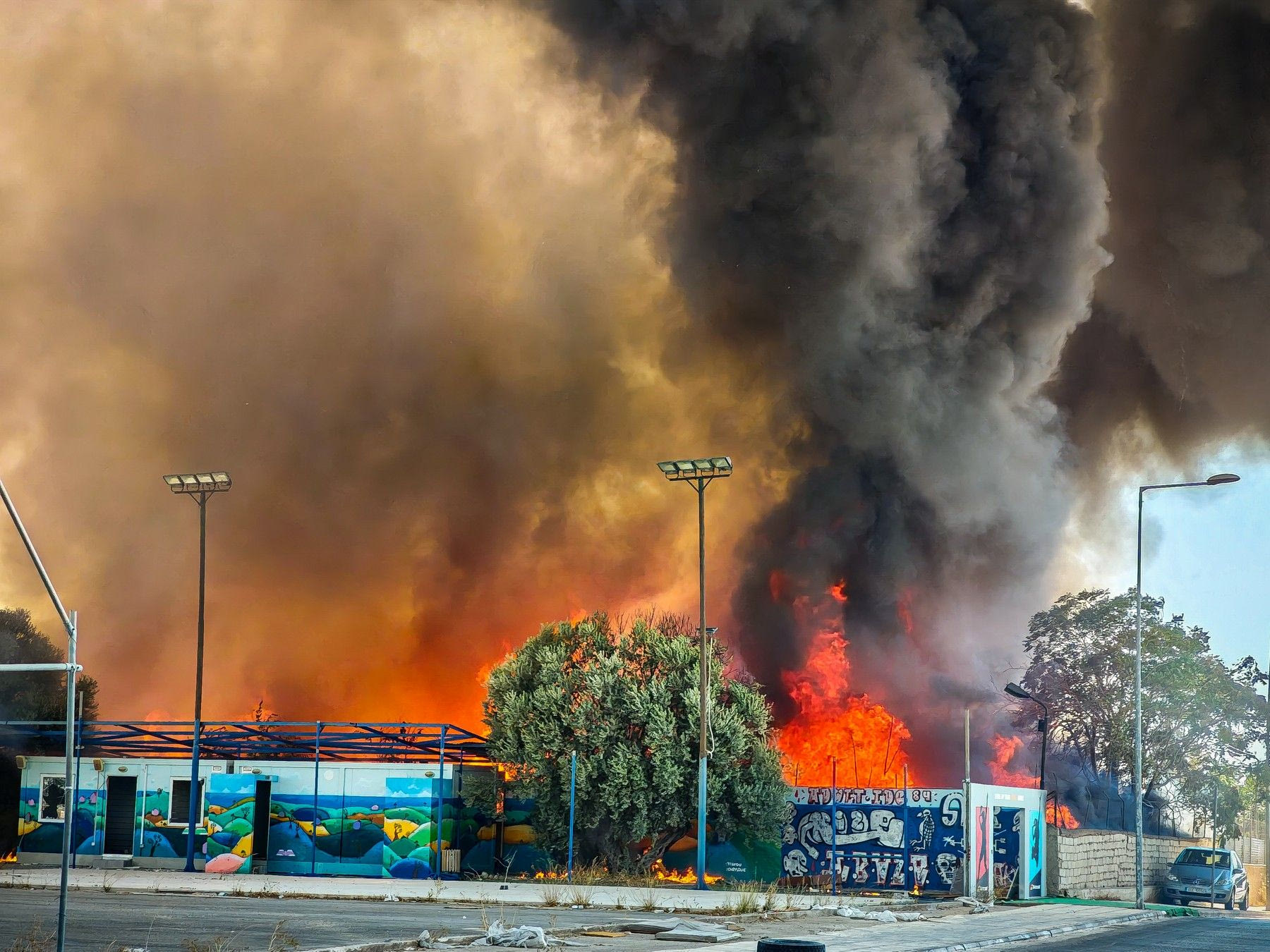 Μεγάλη φωτιά στον Ρέντη - Μήνυμα 112 για τους καπνούς