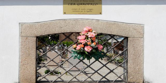 Τιμητική πλάκα για τη μητέρα της Ντενίζ Κόσκο , Λέα Γκαρόφαλο, σε τοίχο νεκροταφείου κοντά στο σημείο όπου δολοφονήθηκε