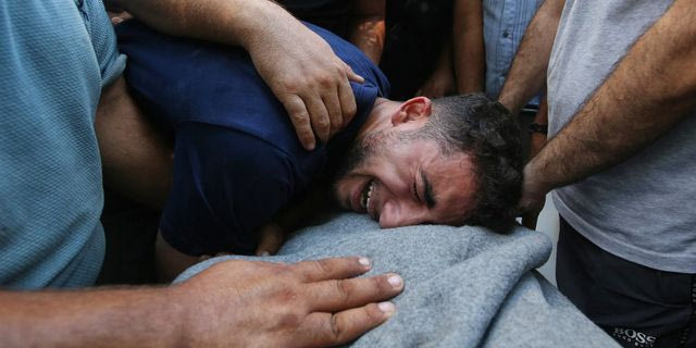 Παλαιστίνιοι θρηνούν τους νεκρούς τους στη Γάζα