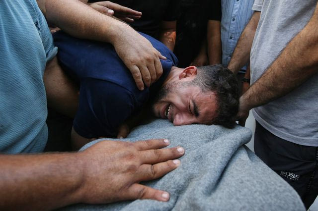 Παλαιστίνιοι θρηνούν τους νεκρούς τους στη Γάζα