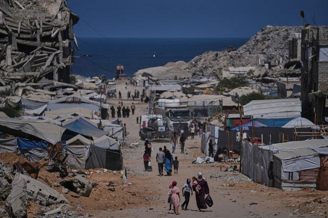 Παλαιστίνιοι στην βομβαρδισμένη Γάζα
