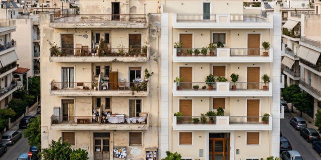 Όταν η πολυκατοικία σταματά να είναι δεύτερη δουλειά