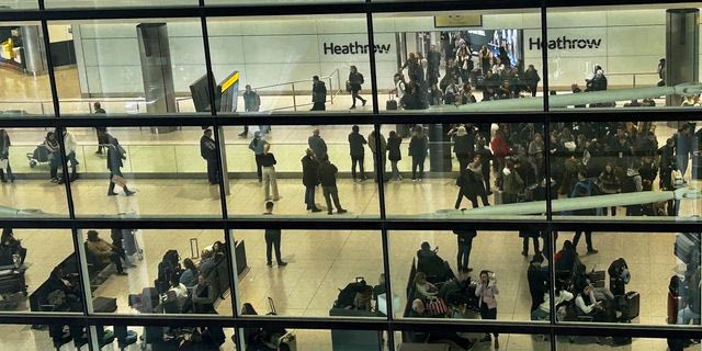 Βρετανία: Καθυστερήσεις σε μεγάλα αεροδρόμια λόγω τεχνικών προβλημάτων