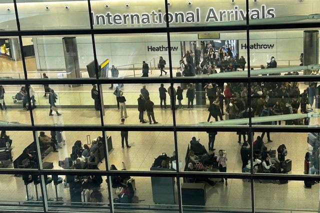Βρετανία: Καθυστερήσεις σε μεγάλα αεροδρόμια λόγω τεχνικών προβλημάτων