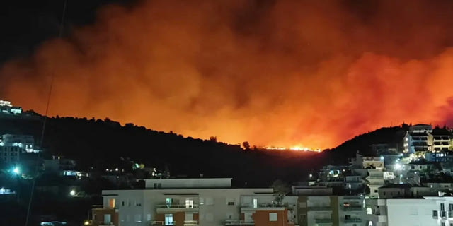 Μεγάλη φωτιά κοντά στη Χειμάρρα – Απειλούνται κατοικημένες περιοχές