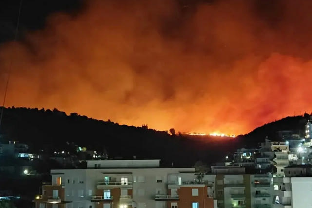 Μεγάλη φωτιά κοντά στη Χειμάρρα – Απειλούνται κατοικημένες περιοχές