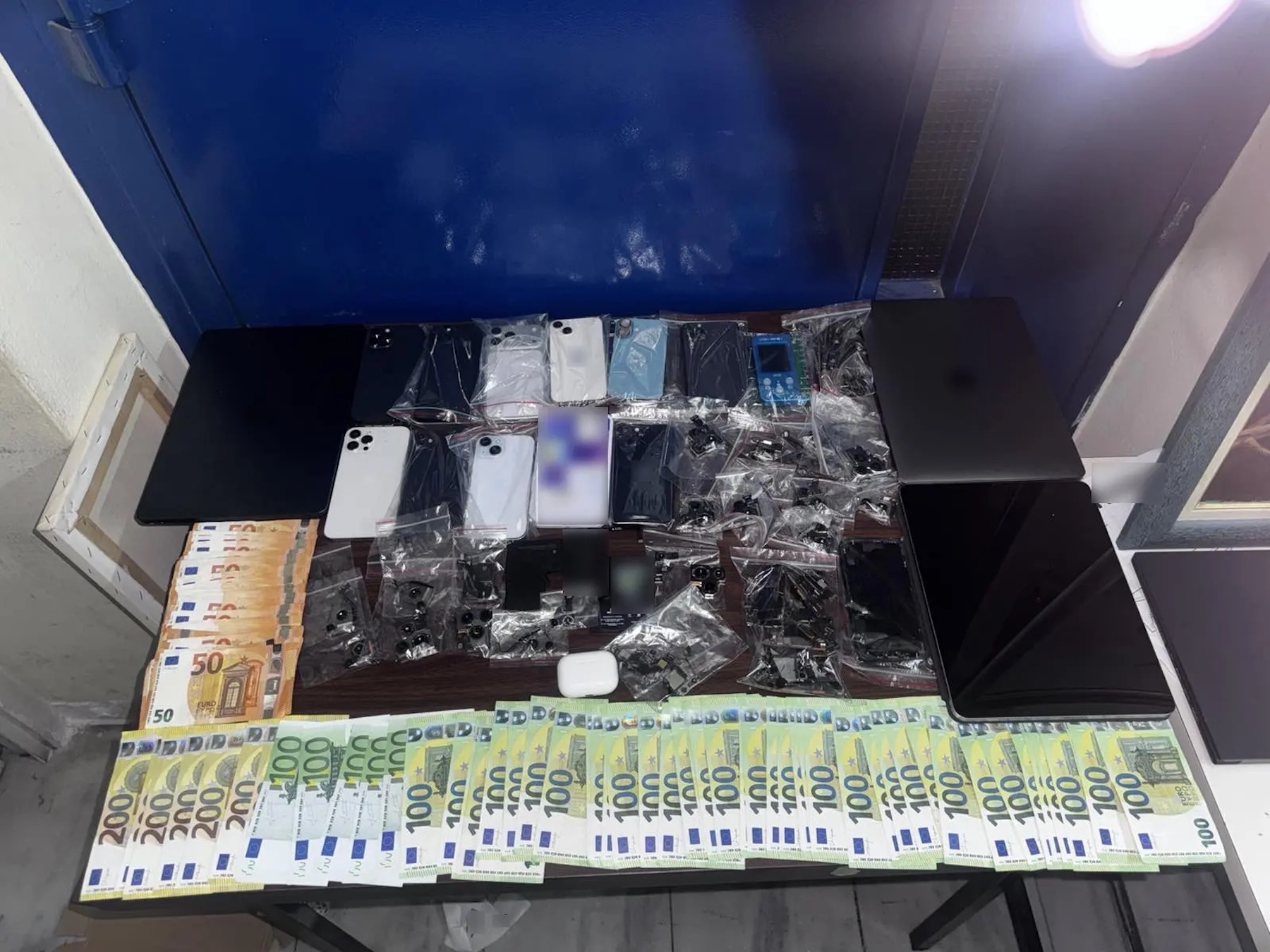 Αστυνομικοί της Άμεσης Δράσης εντόπισαν αποθήκη-“καβάτζα” κλοπιμαίων στον Άγιο Παντελεήμονα