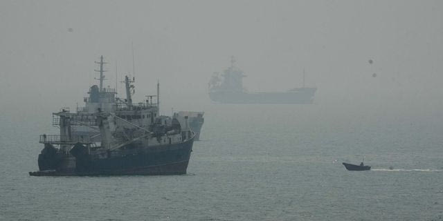 Ιράν: Κλειστά τα Στενά του Ορμούζ – “Θα πολεμήσουμε και θα διαπραγματευτούμε”