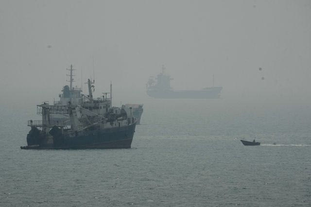 Ιράν: Κλειστά τα Στενά του Ορμούζ – “Θα πολεμήσουμε και θα διαπραγματευτούμε”