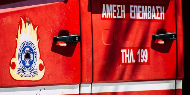 Υπό μερικό έλεγχο η φωτιά σε εργοστάσιο παραγωγής χημικών στην Χαλκίδα