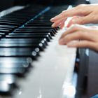 Συγκίνηση: Πιτσιρικάς έπαιξε στο πιάνο του μετρό Συντάγματος το “Ώρες μικρές” του Μαζωνάκη