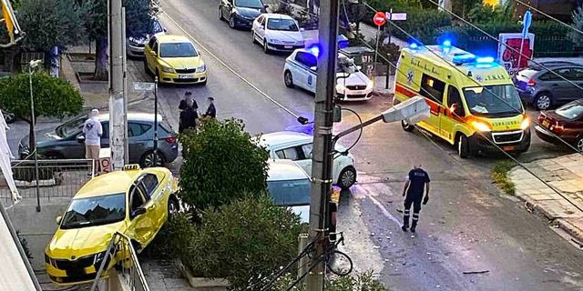 Ηλιούπολη: Οδηγός ΙΧ παραβίασε STOP και “έστειλε” ταξί σε αυλή πολυκατοικίας