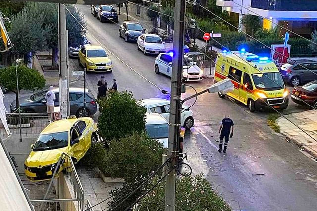 Ηλιούπολη: Οδηγός ΙΧ παραβίασε STOP και “έστειλε” ταξί σε αυλή πολυκατοικίας