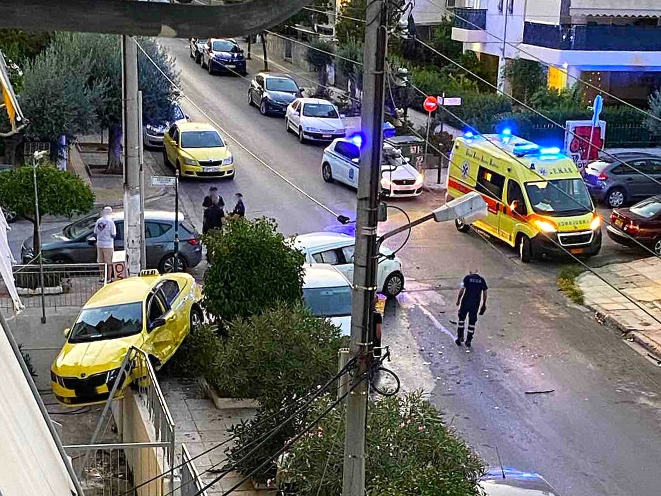Ηλιούπολη: Οδηγός ΙΧ παραβίασε STOP και “έστειλε” ταξί σε αυλή πολυκατοικίας