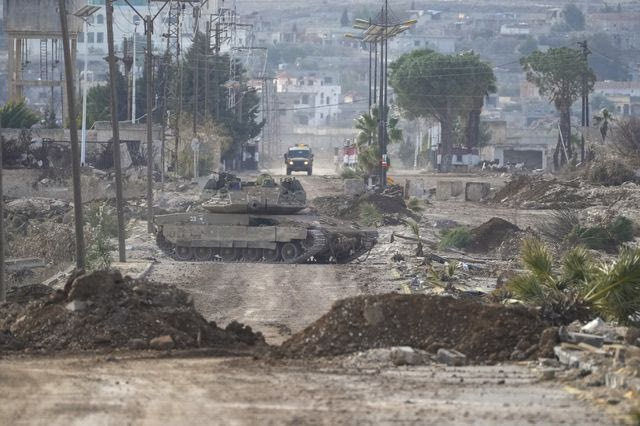 Ισραηλινά άρματα μάχης κοντά στα Υψίπεδα του Γκολάν στη Συρία