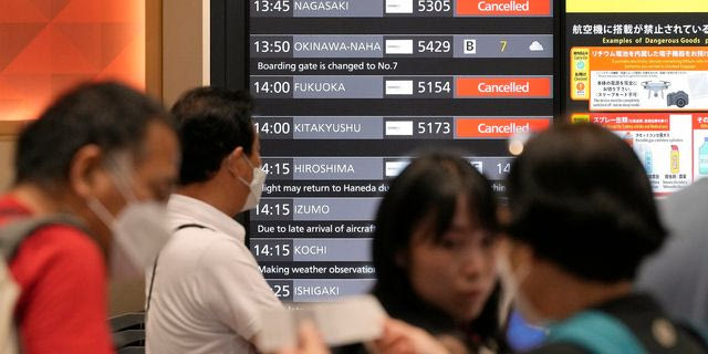 Ιαπωνία: Σχεδόν 300 πτήσεις ακυρώθηκαν λόγω του τυφώνα Ντουτζουάν – 4 νεκροί από κατολισθήσεις