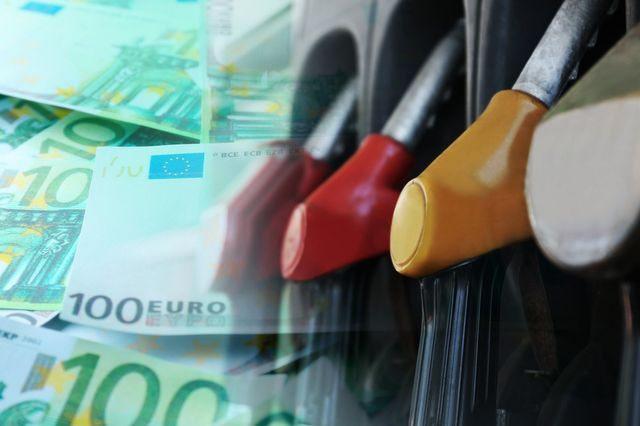 Μέτρα σε δύο “δόσεις”: Η πίεση από καύσιμα και ρεύμα