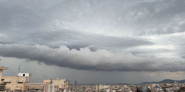 Ξαφνική μπόρα έπληξε τη Θεσσαλονίκη – Τι είναι το “shelf cloud”