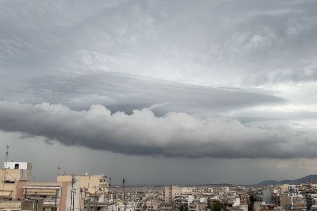 Ξαφνική μπόρα έπληξε τη Θεσσαλονίκη – Τι είναι το “shelf cloud”