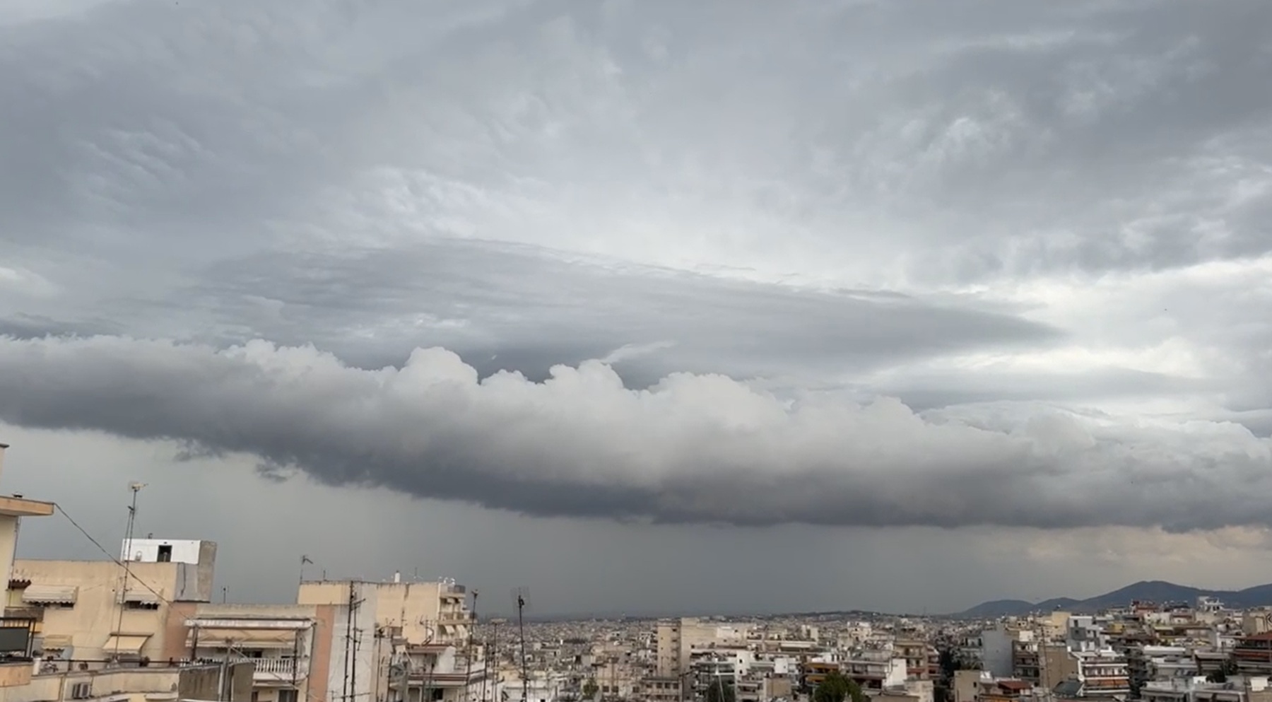Ξαφνική μπόρα έπληξε τη Θεσσαλονίκη – Τι είναι το “shelf cloud”