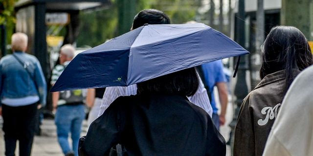 Στιγμιότυπο από το κέντρο της Αθήνας κατά την διάρκεια έντονης βροχόπτωσης