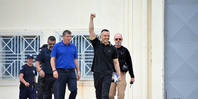 Αποφυλακίστηκε ο Κασιδιάρης – Υποδοχή από υποστηρικτές του