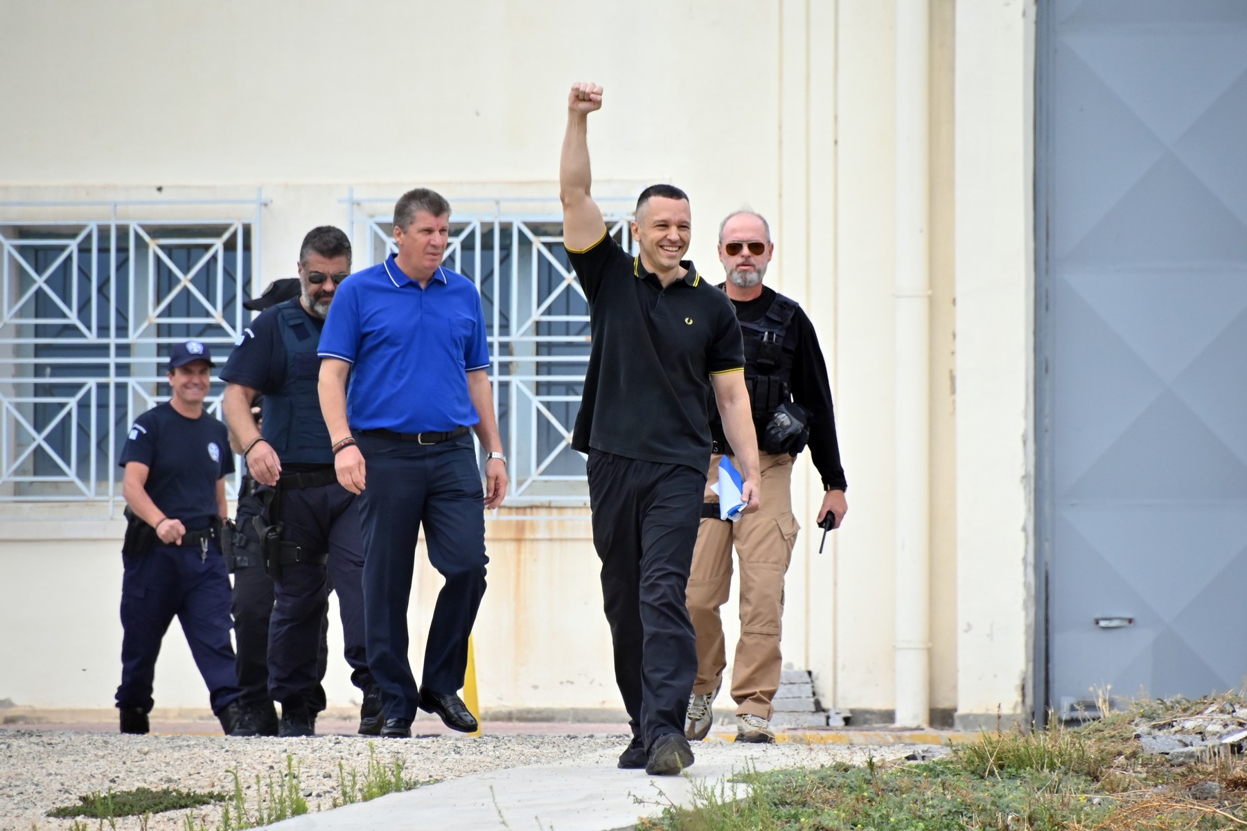 Αποφυλακίστηκε ο Κασιδιάρης – Υποδοχή από υποστηρικτές του