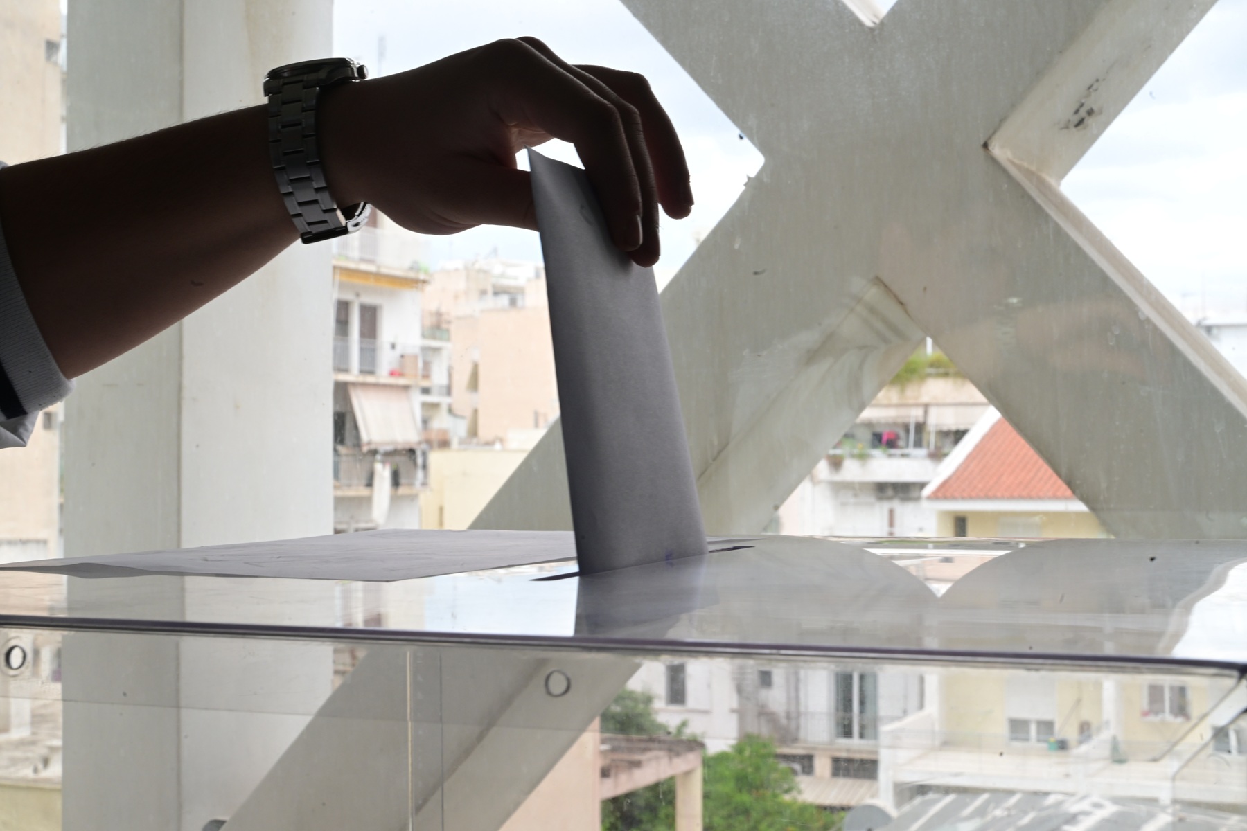Δημοσκόπηση MRB: Σταθερό προβάδισμα ΝΔ – Πώς “βλέπουν” το κόμμα Σαμαρά