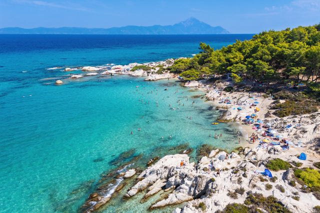 Χαλκιδική: Τραυματισμός 64χρονης λουόμενης που γλίστρισε από βράχο στις Καβουρότρυπες