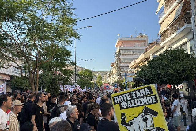 “Δεν ξεχνάμε” – Ηχηρό “παρών” στο Κερατσίνι 13 χρόνια μετά τη δολοφονία του Παύλου Φύσσα