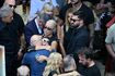Φορτισμένο το κλίμα στην κηδεία του Γιώργου Μαζωνάκη – Δάκρυα στο τελευταίο “αντίο”