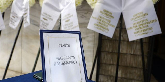 Συγκίνηση στο Α’ Νεκροταφείο: Το τελευταίο “αντίο” στη Μαργαρίτα Παπανδρέου