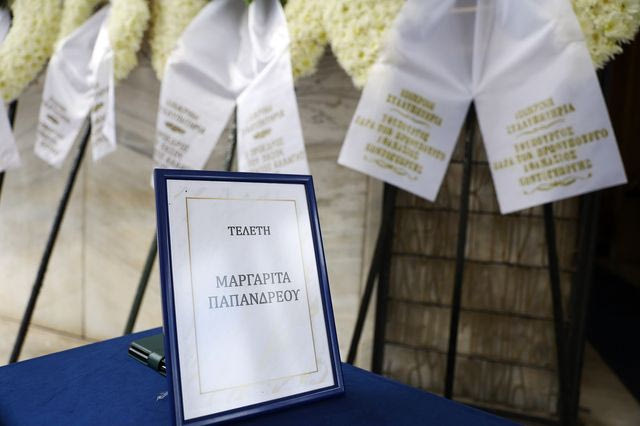 Συγκίνηση στο Α’ Νεκροταφείο: Το τελευταίο “αντίο” στη Μαργαρίτα Παπανδρέου