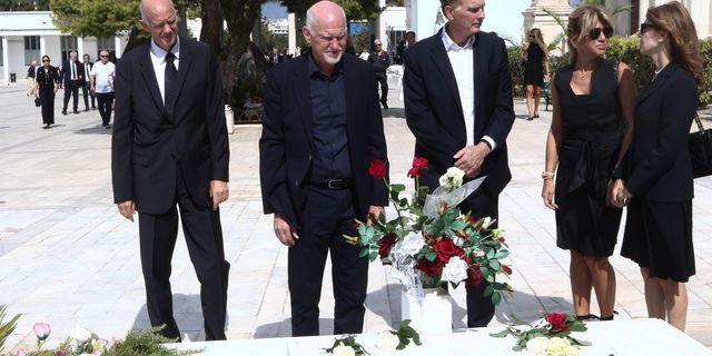 Συγκίνηση στο Α’ Νεκροταφείο: Το τελευταίο “αντίο” στη Μαργαρίτα Παπανδρέου