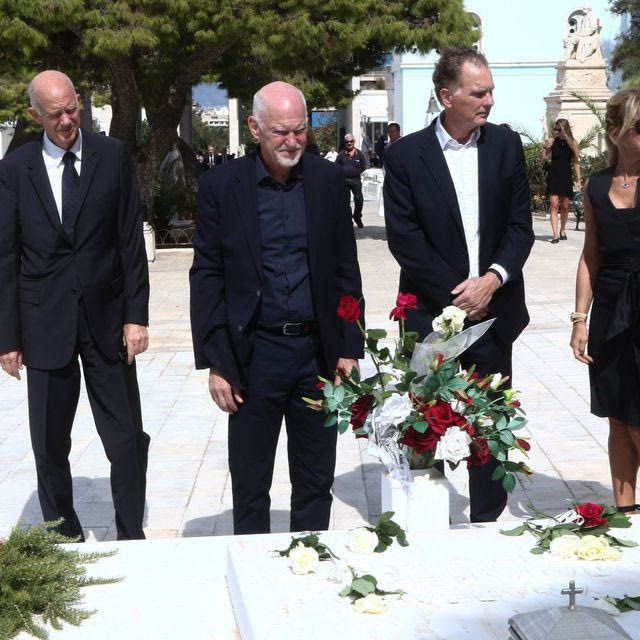 Συγκίνηση στο Α’ Νεκροταφείο: Το τελευταίο “αντίο” στη Μαργαρίτα Παπανδρέου