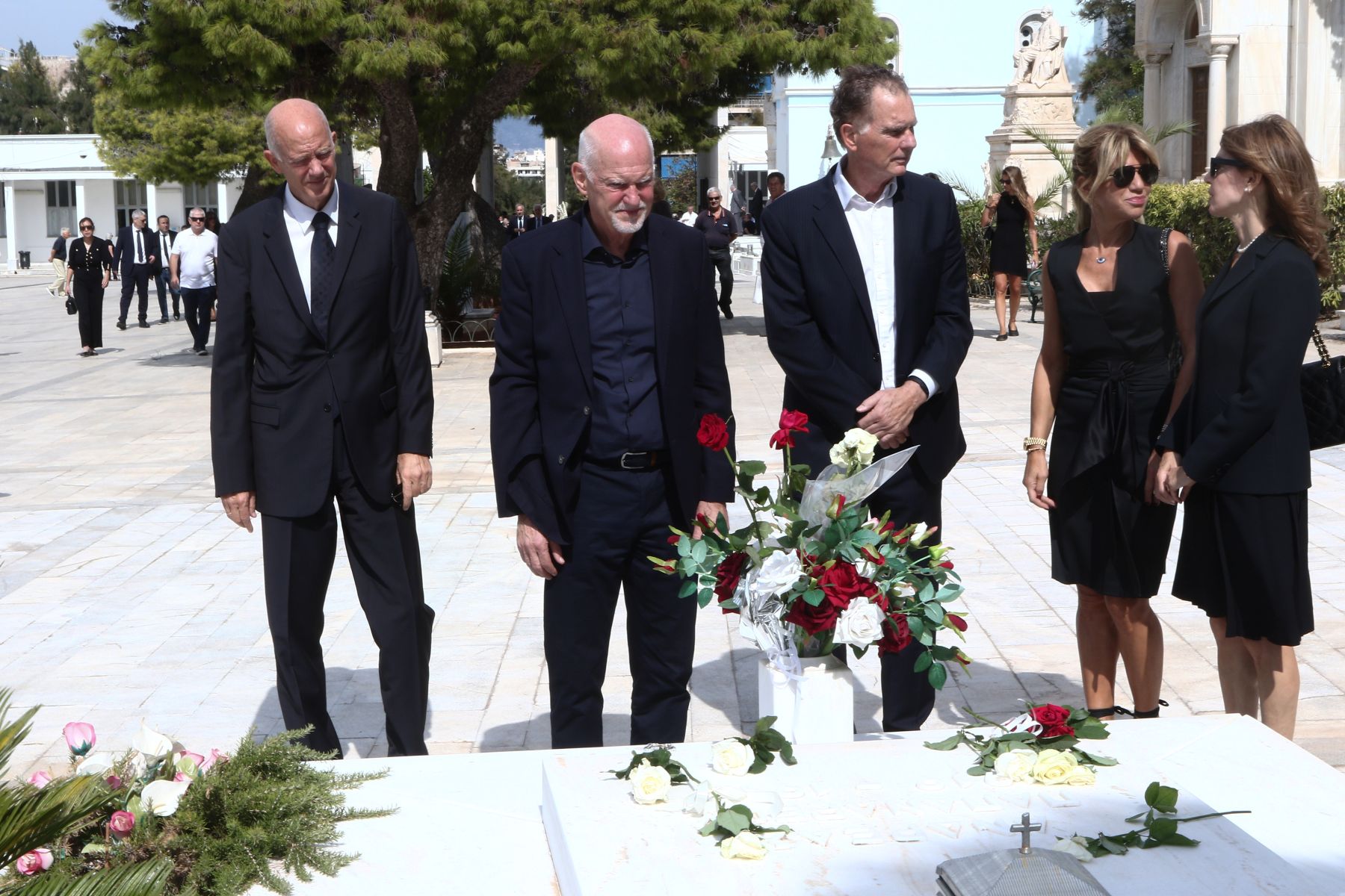 Συγκίνηση στο Α’ Νεκροταφείο: Το τελευταίο "αντίο" στη Μαργαρίτα Παπανδρέου