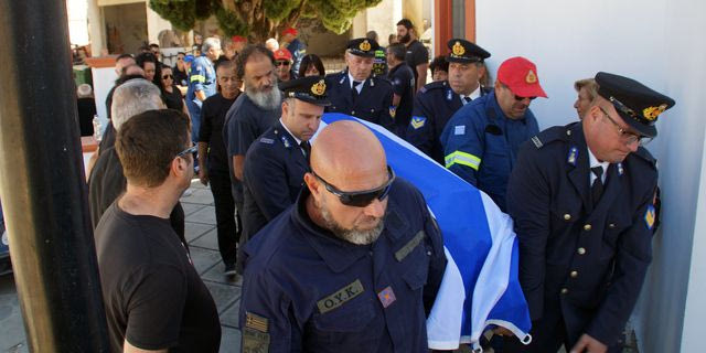 Ρόδος: Συγκίνηση στο τελευταίο “αντίο” στον πυροσβέστη που πέθανε σε επιχείρηση διάσωσης