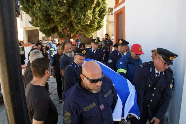 Ρόδος: Συγκίνηση στο τελευταίο “αντίο” στον πυροσβέστη που πέθανε σε επιχείρηση διάσωσης