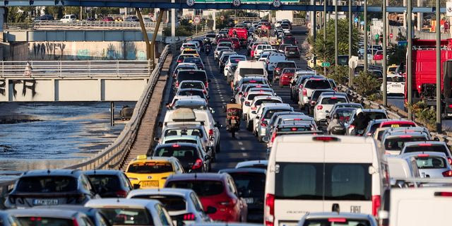 Kίνηση στους δρόμους: Aπέραντο πάρκινγκ ο Κηφισός – Καθυστερήσεις και στην Αττική Οδό