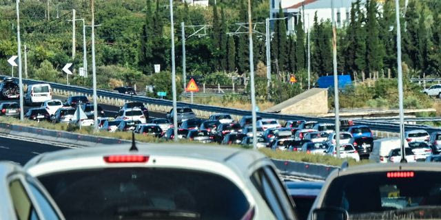 Καραμπόλα έξι οχημάτων στην Αθηνών – Κορίνθου: Ουρές χιλιομέτρων