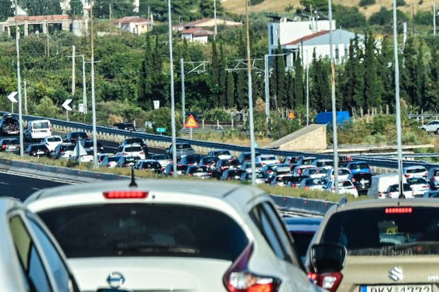 Καραμπόλα έξι οχημάτων στην Αθηνών – Κορίνθου: Ουρές χιλιομέτρων