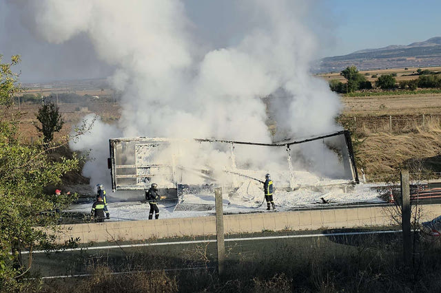 Koζάνη: Φωτιά σε φορτηγό με φωτοβολταϊκά στην Εγνατία – Προσωρινή διακοπή κυκλοφορίας