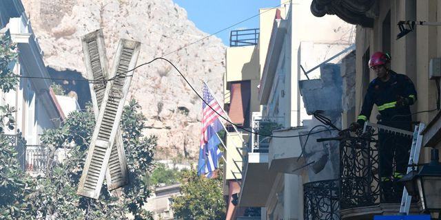 Έκρηξη στην Πλάκα: Παντζούρι εκσφενδονίστηκε και κρέμεται από καλώδια
