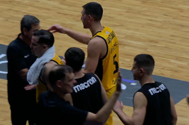 Ο Λαρεντζάκης απέφυγε να χαιρετήσει τον Μπαρτζώκα μετά τη λήξη του ματς