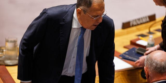 Λαβρόφ: Η Μόσχα “δεν θα κάνει παύση” στον πόλεμο στην Ουκρανία