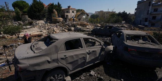 Διασώστες ψάχνουν για επιζώντες στα συντρίμμια που άφησαν πίσω τους οι ισραηλινοί βομβαρδισμοί στον νότιο Λίβανο