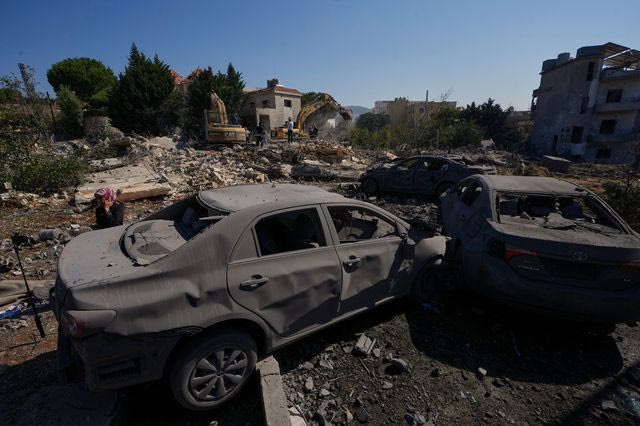 Διασώστες ψάχνουν για επιζώντες στα συντρίμμια που άφησαν πίσω τους οι ισραηλινοί βομβαρδισμοί στον νότιο Λίβανο