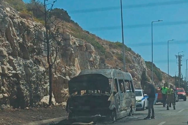 Λεωφόρος Αθηνών – Σουνίου: Φωτιά σε σχολικό – Δεν επέβαιναν μαθητές